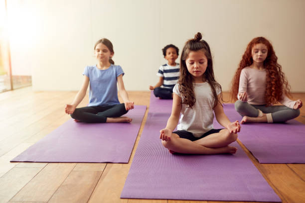 Groupe d'enfants qui pratiquent le yoga