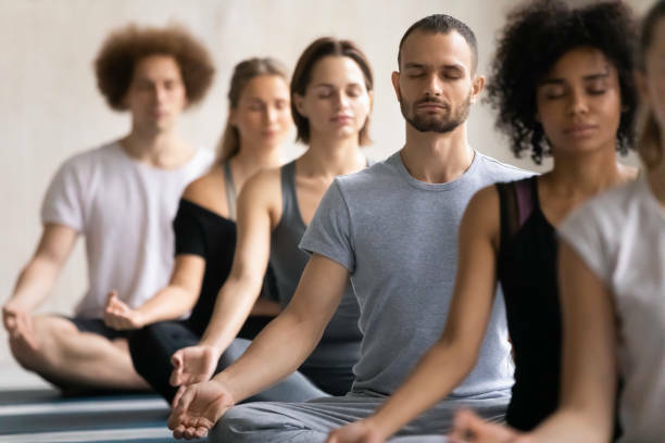 Cours de yoga adultes avec des femmes et des hommes