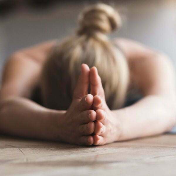 Moment de détente en cours de yoga avec Toca Yoga